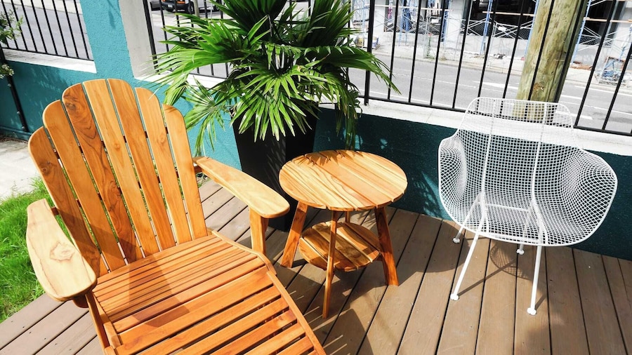 Sleeps 8 4 Stylish Sobro Suites Near Music & Dining by Avantstay