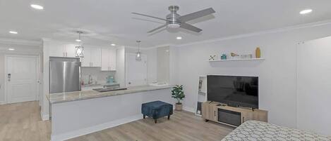 Travel cot, WiFi, bed sheets