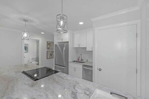 Réfrigérateur, four, plaque de cuisson, lave-vaisselle