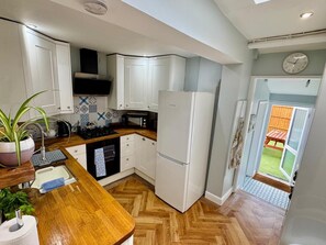 Microwave, oven, dishwasher - Stunning 3 bedroom house five minutes walk to town Centre with private parking. (Marlborough)