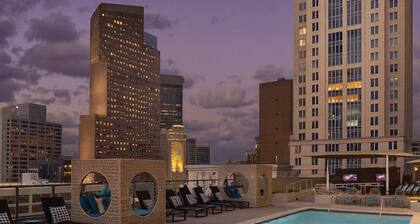 Luxury High-rise 2BR, Pool + Free Parking Near Mercedes Benz stadium