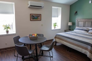 1 dormitorio, tabla de planchar con plancha, wifi y ropa de cama