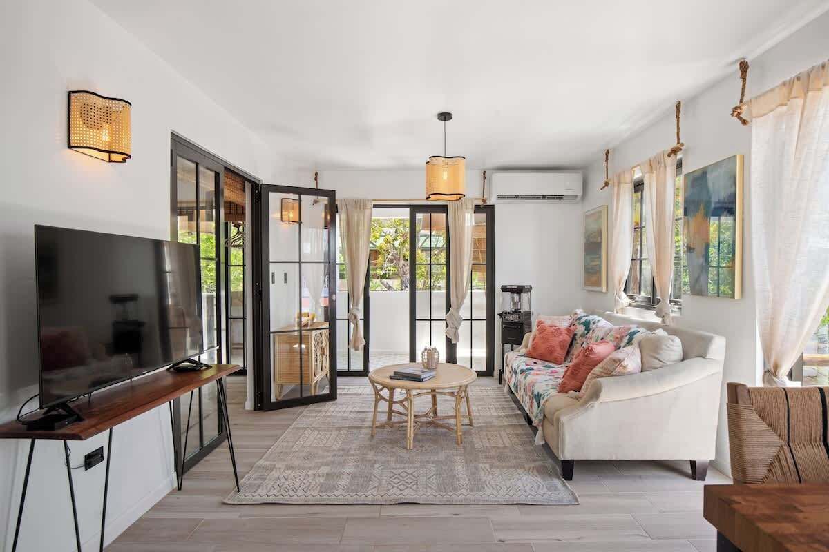 Televisión y oficina 