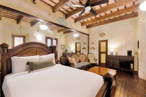 8 Schlafzimmer, Schreibtisch, Bügeleisen/Bügelbrett, WLAN