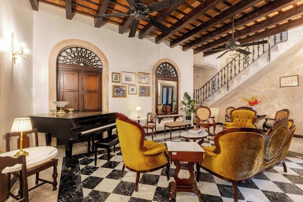 المنشأة من الداخل