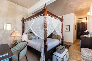 8 bedrooms, desk, iron/ironing board, WiFi