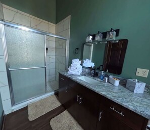 Dusch, hårtork och handdukar