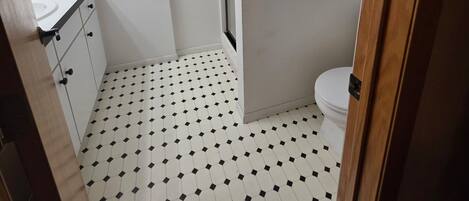 Dusche, Handtücher, Seife, Toilettenpapier