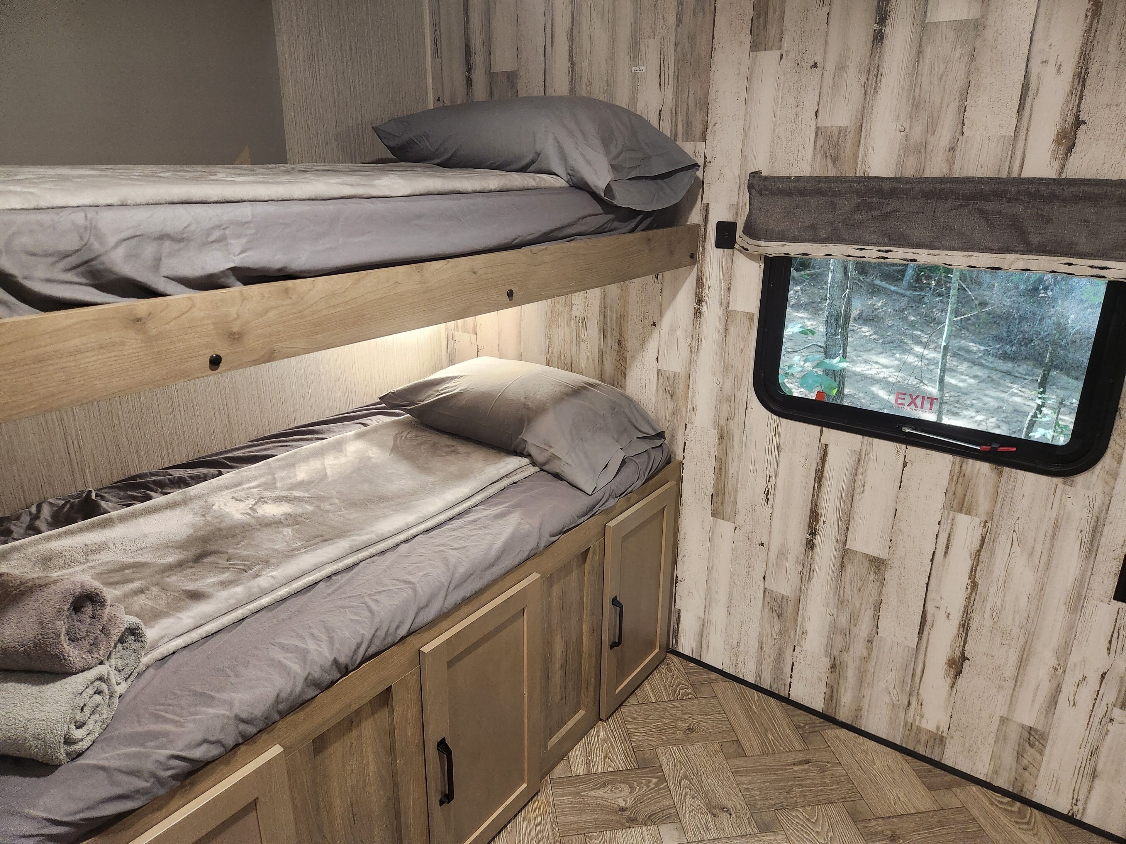 2 slaapkamers, een strijkplank/strijkijzer, internet, beddengoed