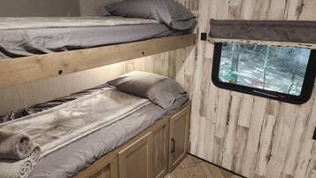 2 slaapkamers, een strijkplank/strijkijzer, internet, beddengoed