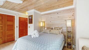 2 bedrooms, iron/ironing board, internet, bed sheets