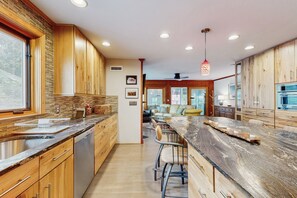 Fridge, microwave, oven, stovetop - Town of Lewes townhome walking distance to shops & restaurants (Lewes)