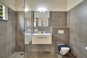 Studio Suite Deluks | Kamar mandi | Shower, handuk, sabun, dan tisu toilet