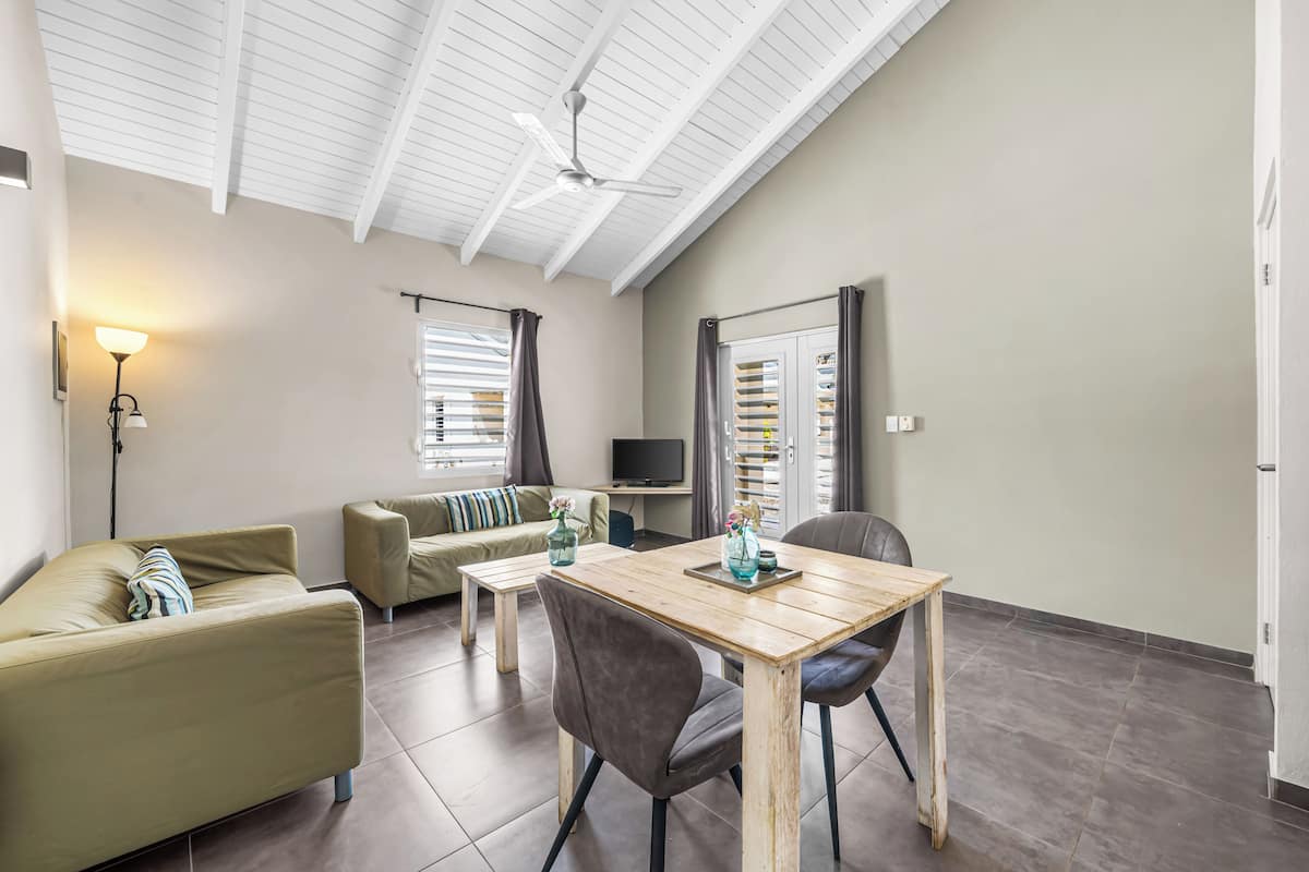 Apartemen, 1 Tempat Tidur King, AC | Brankas dan Wi-Fi gratis