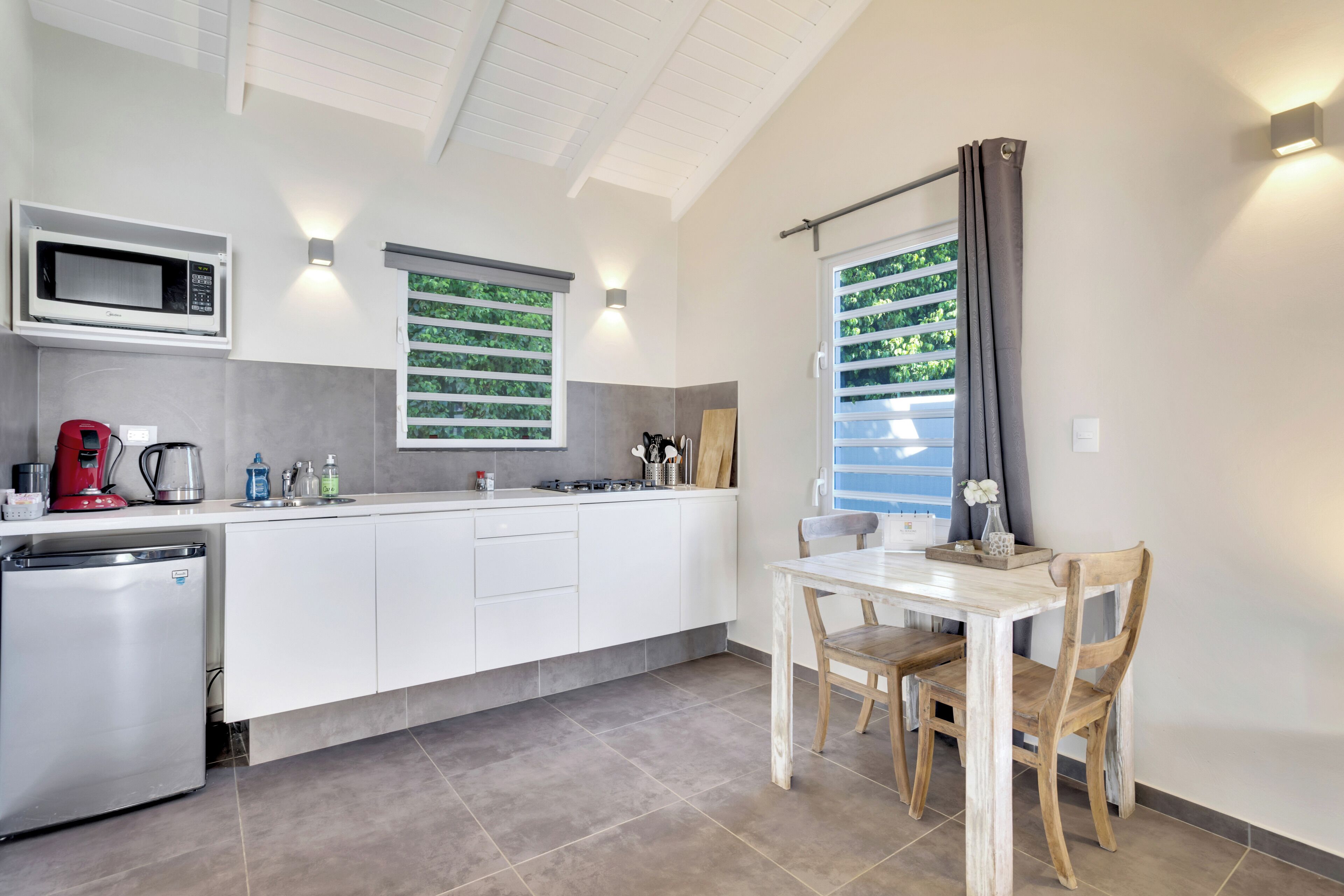 Full-size fridge, microwave, oven, stovetop