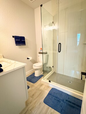 Douche, serviettes fournies, savon, papier de toilette