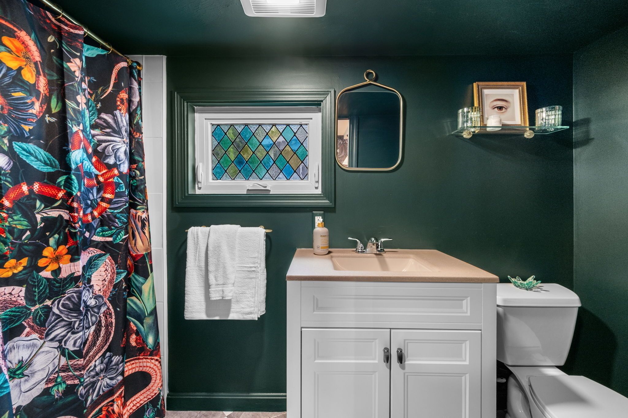 淋浴设施、按摩浴缸、吹风机、毛巾