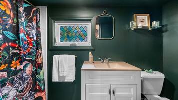 Dusche, Whirlpool, Haartrockner, Handtücher