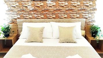 1 habitación, tabla de planchar con plancha y ropa de cama
