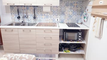Micro-ondes, four, plaque de cuisson