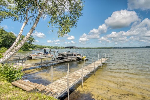 Cozy Log Cabin with Dock, Kayaks, Firepit, AC, minutes to Ludington and Lake MI