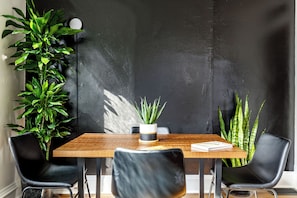 Family House, Non Smoking, Pets Allowed | In-room dining