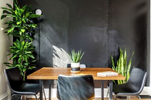 Egyptian cotton sheets, premium bedding, memory-foam beds, free minibar - Jungle House Historic Lofts – German Village (Columbus)