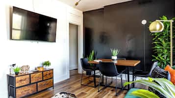 Jungle Crest | Dining room