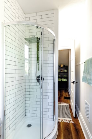Casa familiar, para no fumadores, se aceptan mascotas | Baño | Amenidades de baño ecológicas, secadora de cabello, toallas, jabón