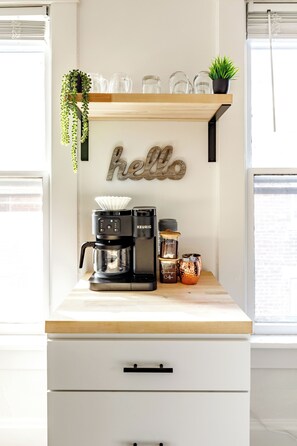 Full-sized fridge, microwave, oven, stovetop