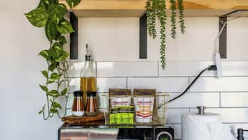 Jungle Crest | Private kitchen | Full-sized fridge, microwave, oven, stovetop