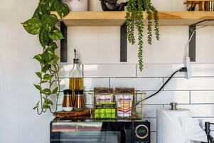Jungle Crest | Private kitchen | Full-size fridge, microwave, oven, stovetop
