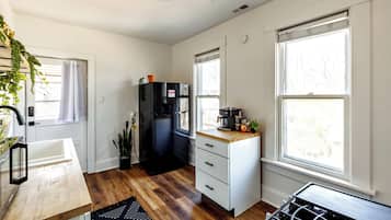 Geladeira grande, micro-ondas, fogão, cooktop