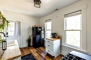 Full-sized fridge, microwave, oven, stovetop