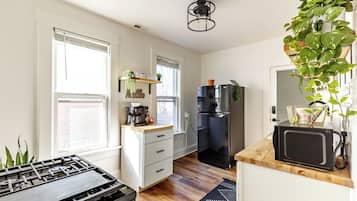 Casa exclusiva, para não fumantes, aceita animais de estimação | Cozinha privada | Geladeira grande, micro-ondas, fogão, cooktop