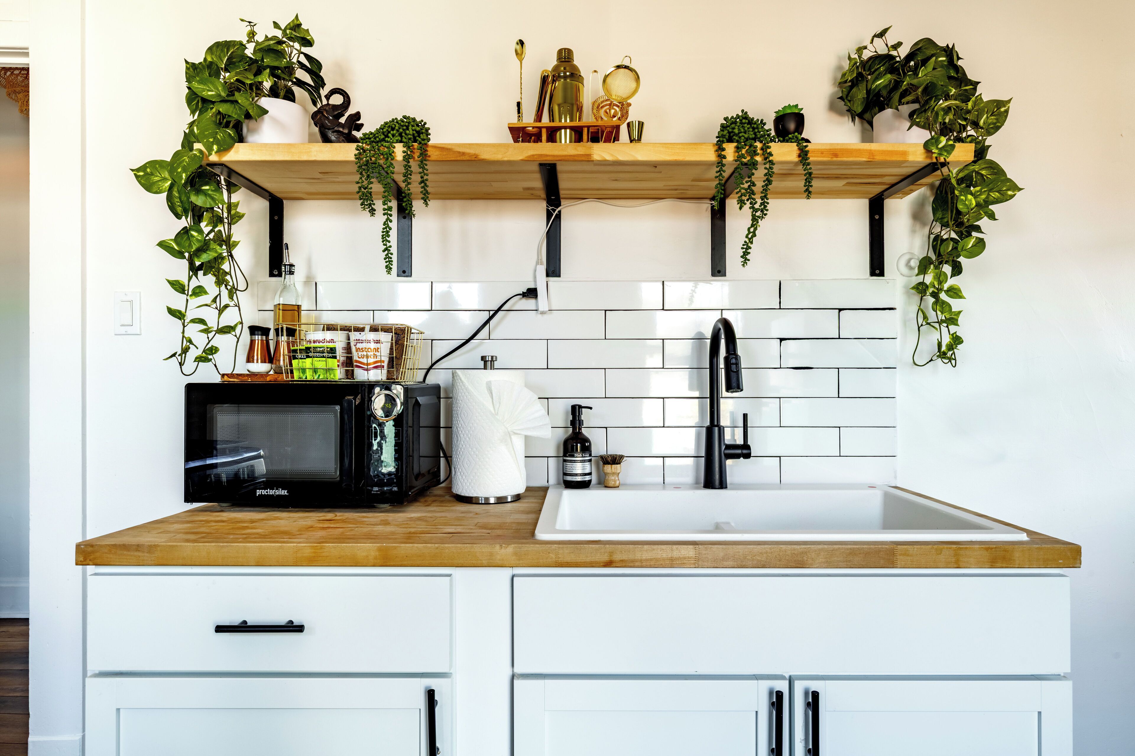 Full-sized fridge, microwave, oven, stovetop