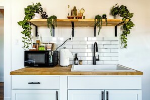 Grand réfrigérateur, micro-ondes, four, plaque de cuisson