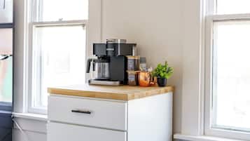 Jungle Crest | Private kitchen | Espresso maker, coffee/tea maker, full-size fridge, microwave