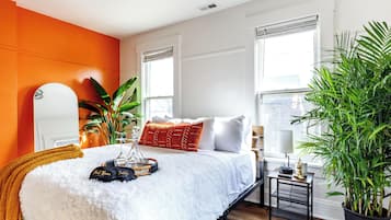 Badewanne, umweltfreundliche Kosmetikartikel, Haartrockner, Handtücher