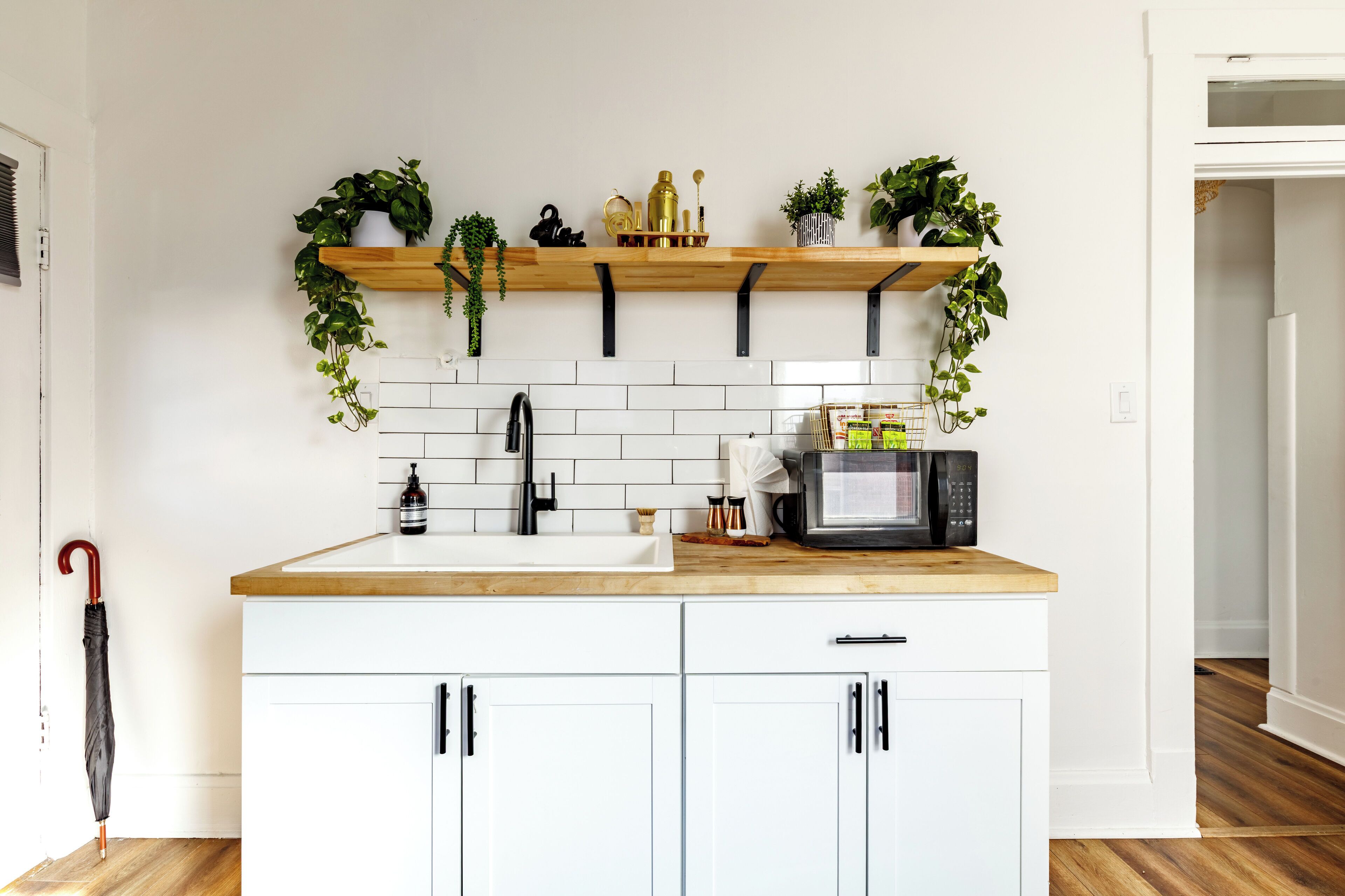 Full-sized fridge, microwave, oven, stovetop