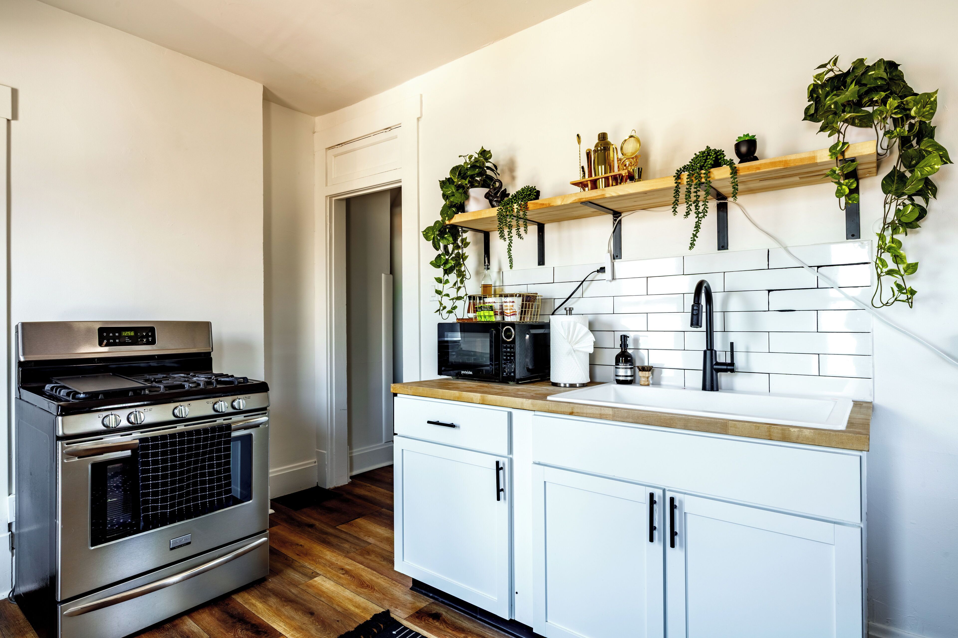 Full-sized fridge, microwave, oven, stovetop