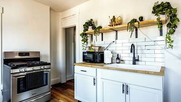 Full-size fridge, microwave, oven, stovetop