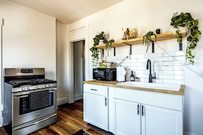 Full-sized fridge, microwave, oven, stovetop