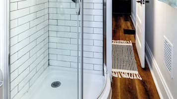 Jungle Crest | Bathroom | Eco-friendly toiletries, hair dryer, towels, soap
