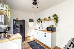 Kjøleskap, mikrobølgeovn, ovn og kokeplater