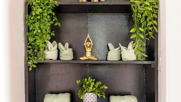 Jungle Beat | Bathroom | Eco-friendly toiletries, hair dryer, towels, soap