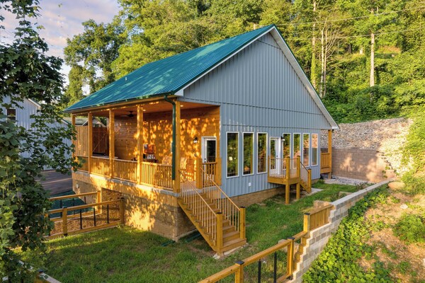 Cabin W/ Hot Tub, Game Room & Scenic Smoky Mountain Views Perfect By Avantstay - Tennessee