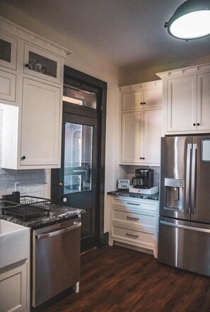 Microwave, oven, stovetop, dishwasher - The Lanning House: 3-bedroom house in fabulous downtown Salem with AC (Salem)