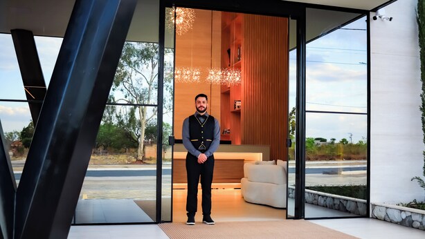 Un intérieur moderne, avec une personne debout dans un doorway.