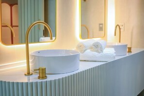 Chambre Double Deluxe, 1 très grand lit | Salle de bain